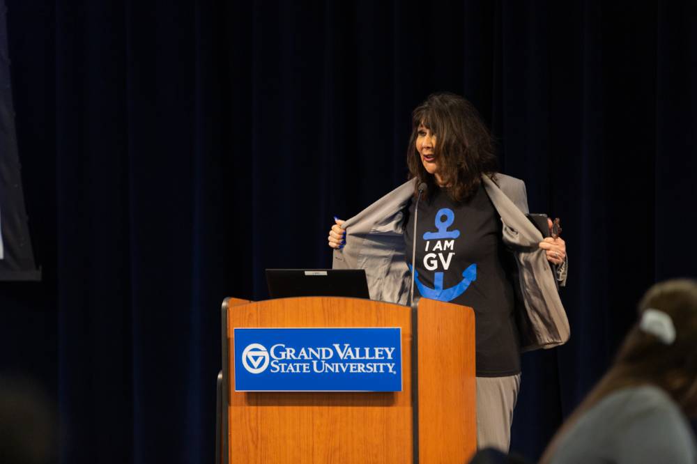 President Mantella showing her I am GV shirt during the reception